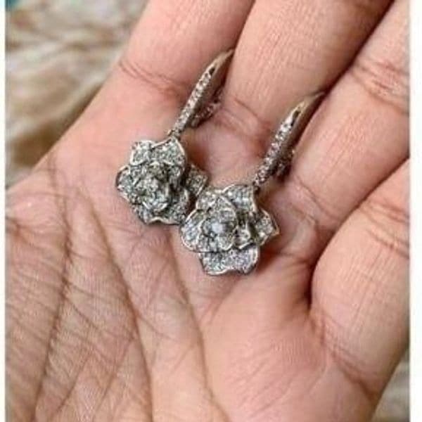 The Dramatic Drop Flower dangle earrings in 925 and cubic zirconia - Thumbnail 5