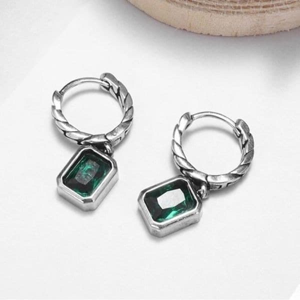 The Emerald Edge Earrings in 925 & cubic zirconia - Thumbnail 2