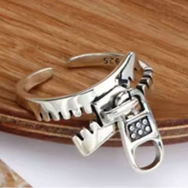 The Zip Me Up Adjustable Ring in 925 silver - Thumbnail 3