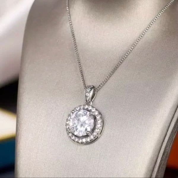 The Discus Pendant Necklace in 925 and cubic zirconia - Thumbnail 4
