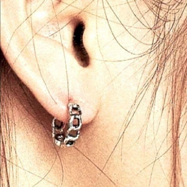 The Mini Chain Hoop dainty 925 silver huggie, hoop earrings. - Thumbnail 4