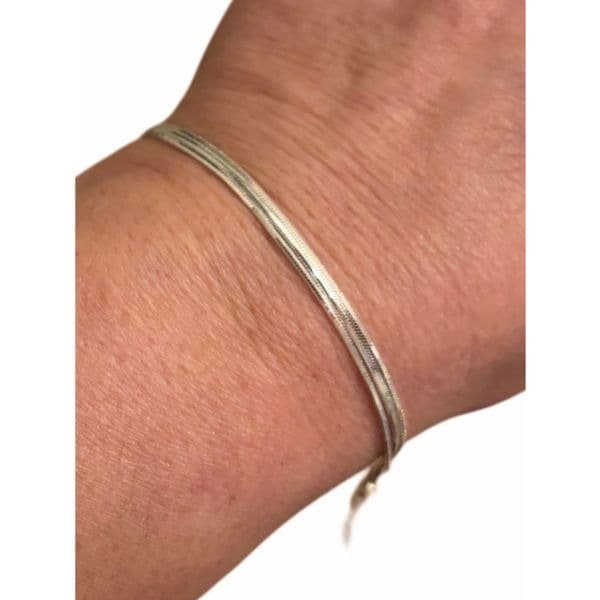 The triple delicate chain bracelet in silver - Image 1