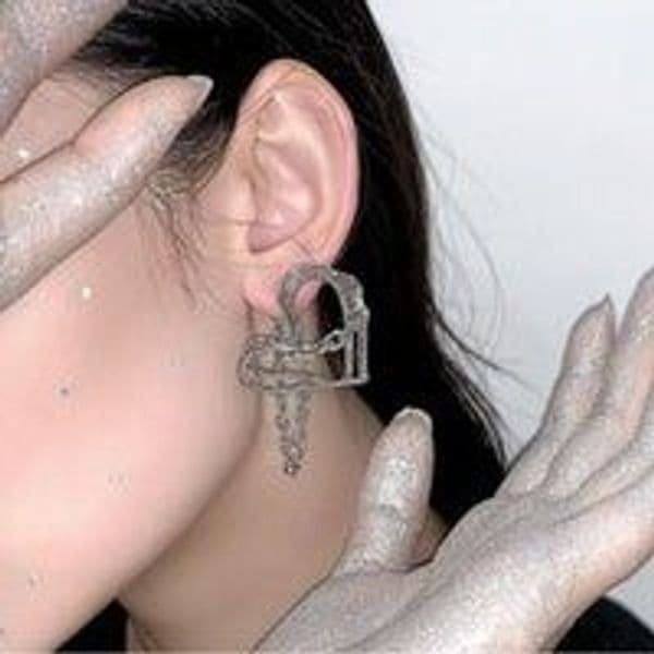 The Chain My Heart earrings with chain attached posts in 925 silver. - Thumbnail 3
