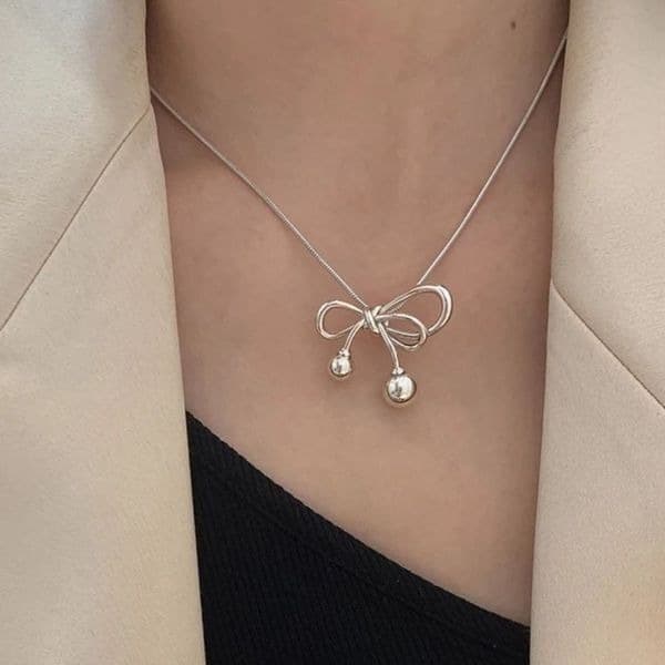 The Bow tie Pendant clavicle necklace in 925 silver. - Image 1