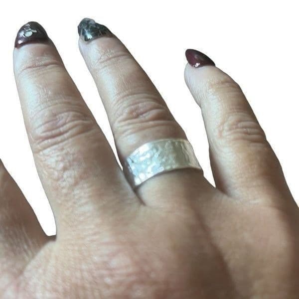 The Texture Band Ring in silver - Thumbnail 2