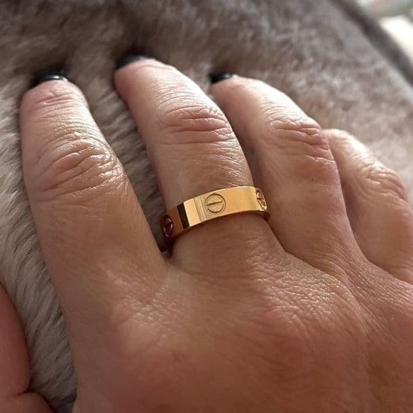 The LOVE inspired ring gold sz 8 - Image 1