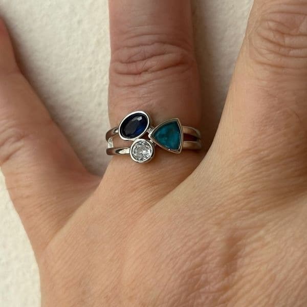The Shades of blue ring in 925 silver and lab created gem stones sz 5 - Image 1