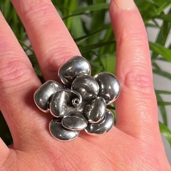 The Bold Flower Ring 925 oversized adjustable cocktail ring - Image 1