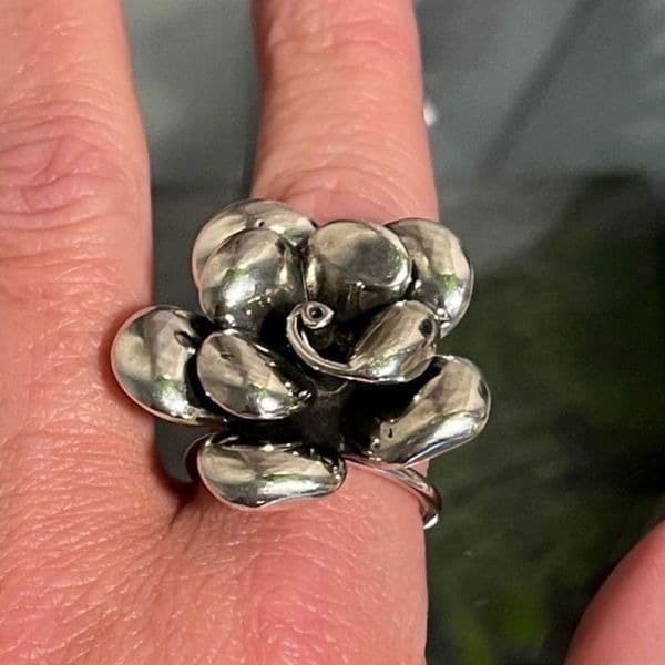The Bold Flower Ring 925 oversized adjustable cocktail ring - Thumbnail 5