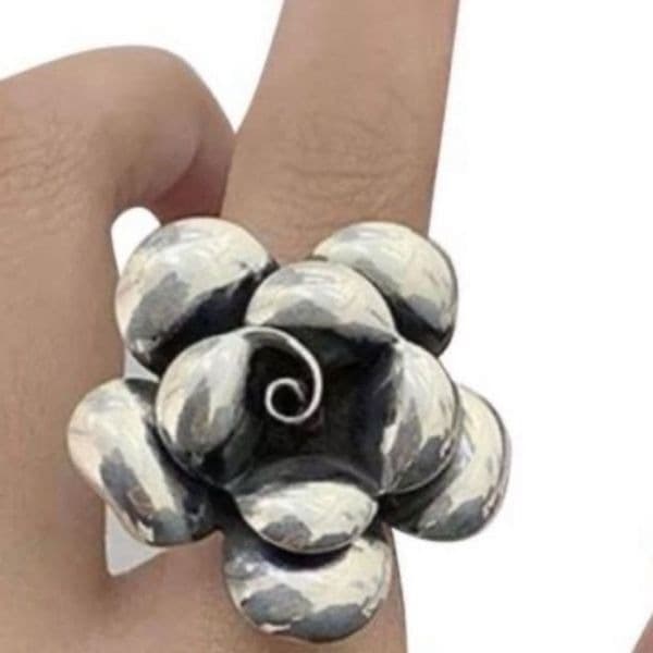 The Bold Flower Ring 925 oversized adjustable cocktail ring - Thumbnail 4