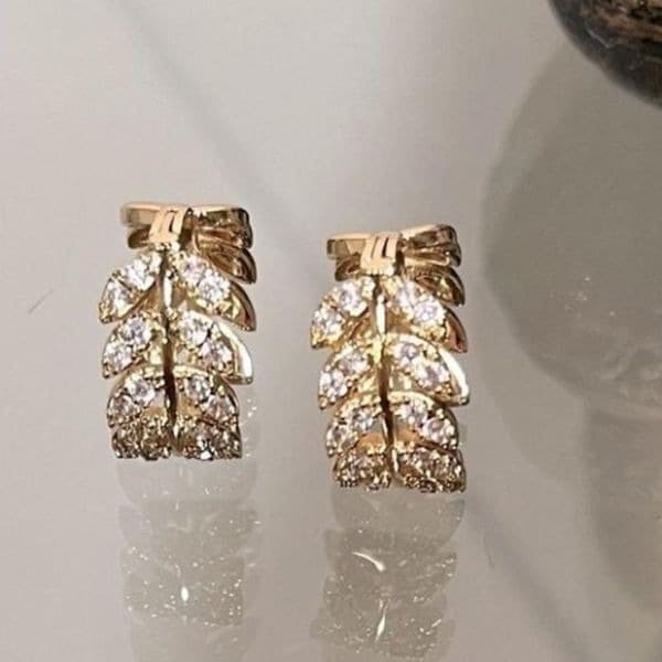The Eternal Leaf earring in 18k gold plating. - Thumbnail 2