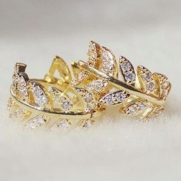 The Eternal Leaf earring in 18k gold plating. - Thumbnail 8