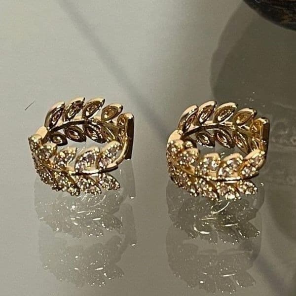 The Eternal Leaf earring in 18k gold plating. - Thumbnail 5