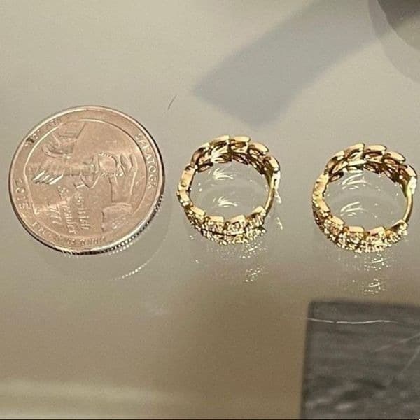The Eternal Leaf earring in 18k gold plating. - Thumbnail 3