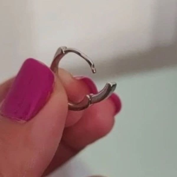 The Mini Abstract Gold Hoop earring in 925 silver - Thumbnail 3