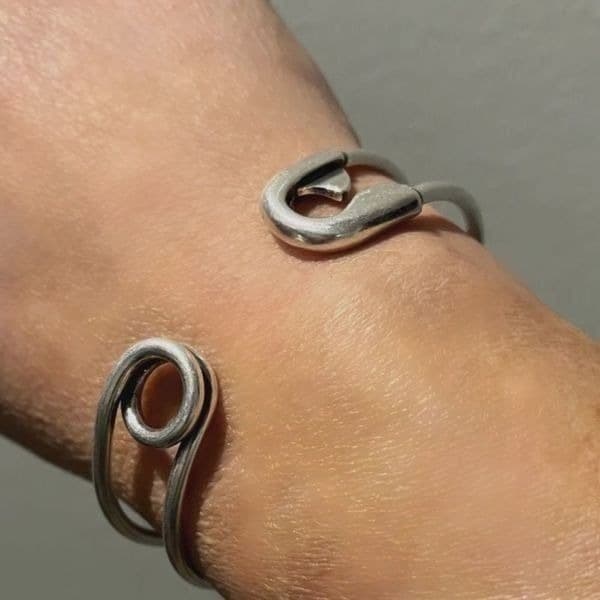 The Jumbo Safety Pin Bangle in 925 silver - Thumbnail 4