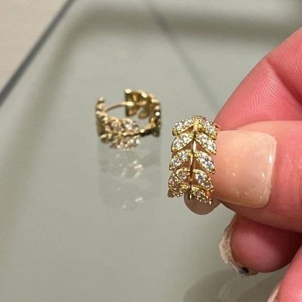 The Eternal Leaf earring in 18k gold plating. - Thumbnail 6