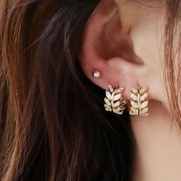 The Eternal Leaf earring in 18k gold plating. - Thumbnail 4
