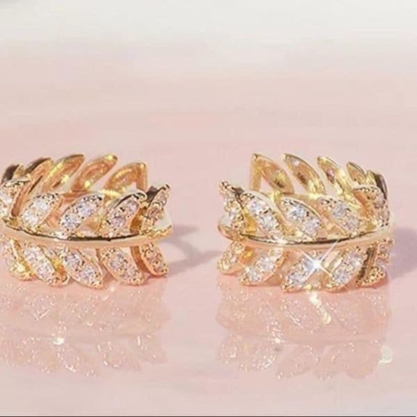 The Eternal Leaf earring in 18k gold plating. - Thumbnail 9