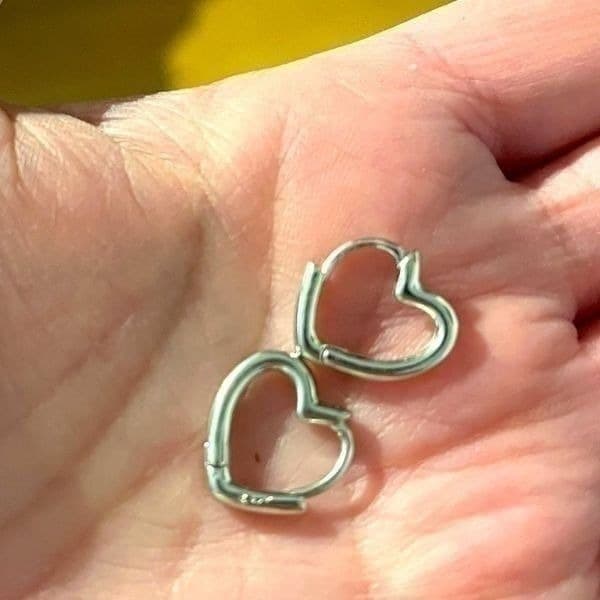 The Dainty Heart Huggie mini hoop earrings in 925 silver - Thumbnail 3