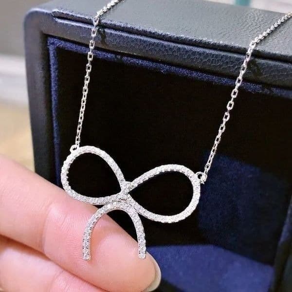 The Brilliant Bow Pendant Necklace in 925 - Image 1
