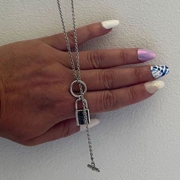 The Lock It Down Long silver necklace with lock and toggle closure - Thumbnail 4