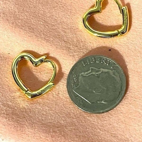 The Dainty Heart Huggie mini hoop earrings in 925 silver with 14k gold plating - Thumbnail 3