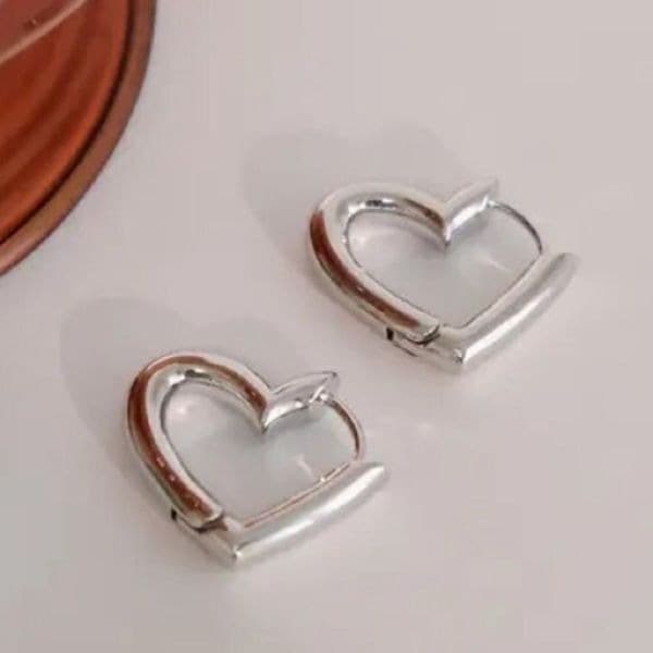 The Dainty Heart mini hoop earrings in 925 silver - Image 1