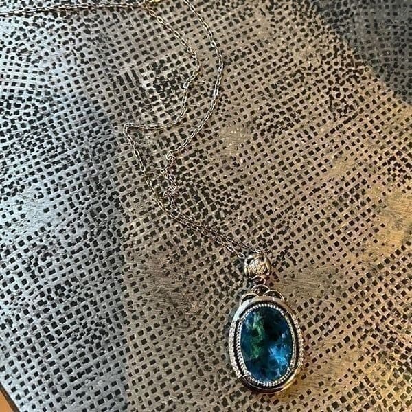 The Cassandra 925 necklace with blue cubic zirconia pendant - Thumbnail 6