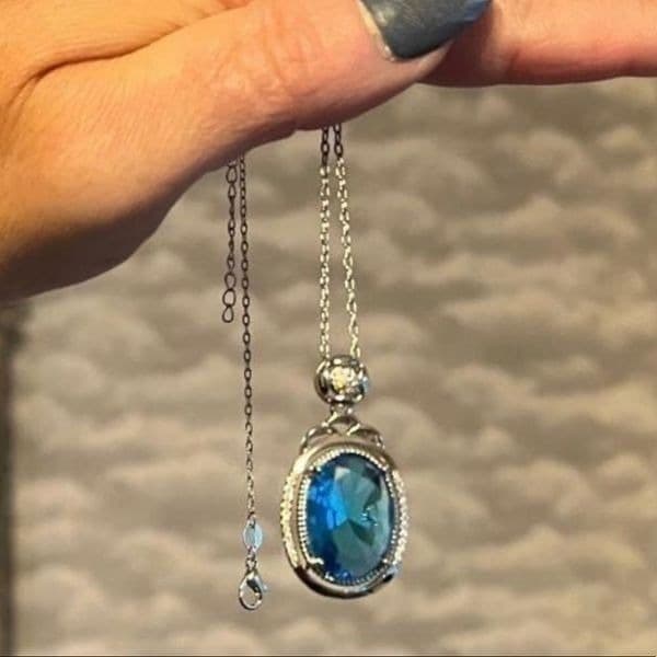 The Cassandra 925 necklace with blue cubic zirconia pendant - Thumbnail 4