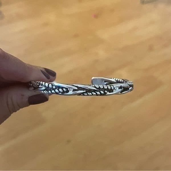 The Santa Fe Open Bangle bracelet in antiqued 925 silver. Unisex - Thumbnail 12