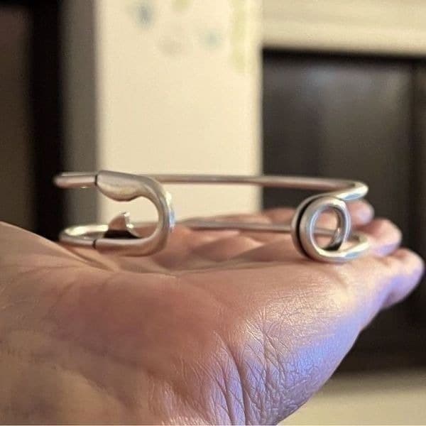 Best selling back in stock!!The Jumbo Safety Pin Bangle in 925 silver - Thumbnail 4