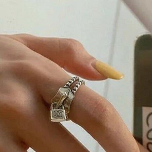 The Zip Me Up Ring with zipper detail in 925 silver - Thumbnail 2