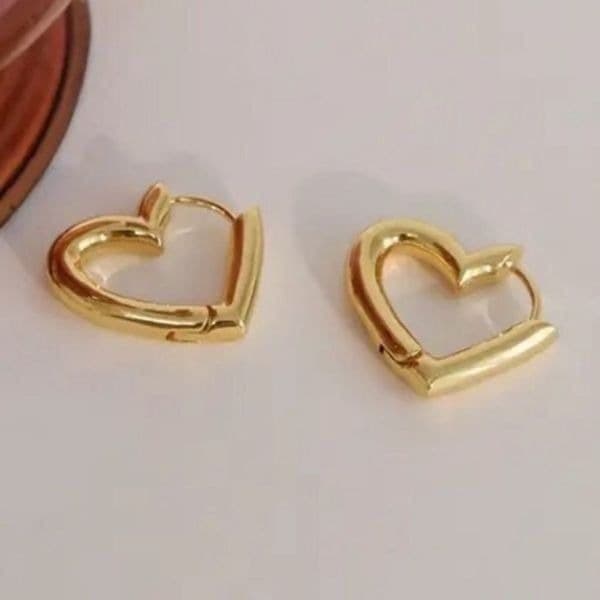 The Dainty Heart Huggie mini hoop earrings in 925 silver with 14k gold p - Image 1