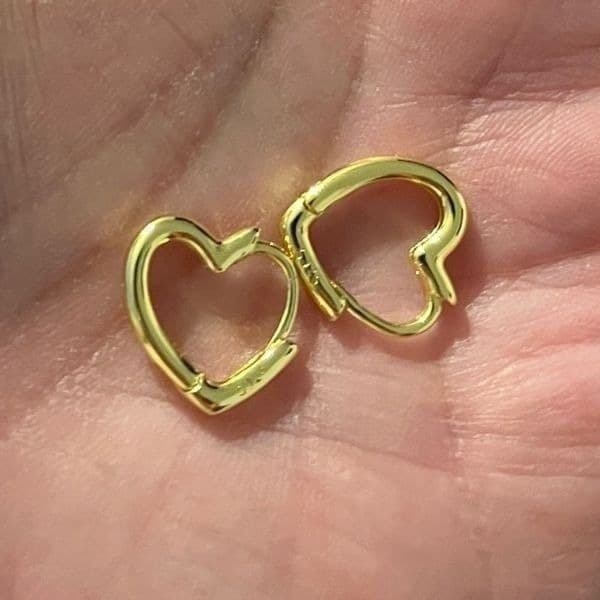 The Dainty Heart Huggie mini hoop earrings in 925 silver with 14k gold p - Thumbnail 4