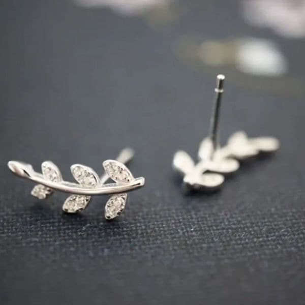The Mini Leaf dainty stud earrings in cubic zirconia and 925 - Thumbnail 6