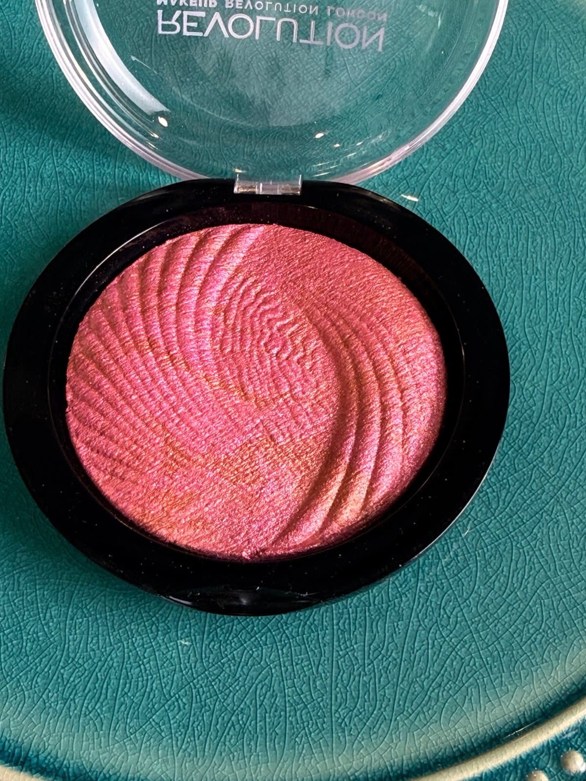 NEW Makeup Revolution Vivid Baked Highlighter - Thumbnail 3