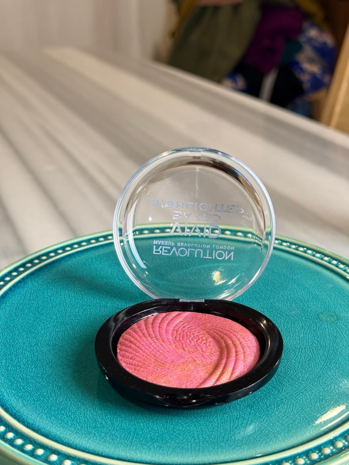 NEW Makeup Revolution Vivid Baked Highlighter - Thumbnail 2