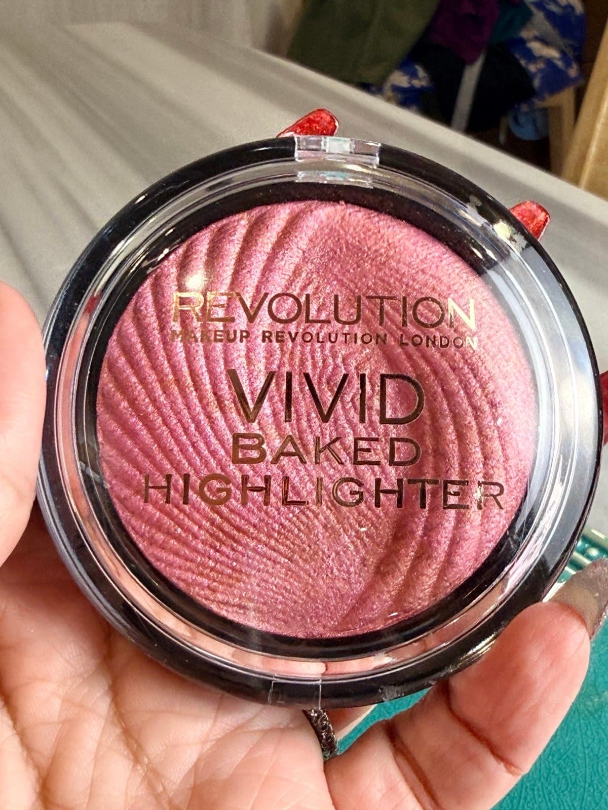 NEW Makeup Revolution Vivid Baked Highlighter - Thumbnail 4
