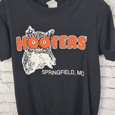 Vtg 90s Hooters Springfield MO Black Small Graphic T-Shirt - Thumbnail 2