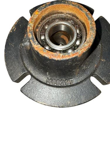 John Deere Spindle Housing Hub M88295 - Thumbnail 3