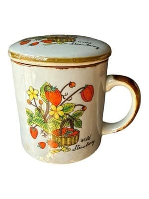 Vintage Wild Strawberry Lidded Coffee Mug Made in Taiwan Cottagecore - Thumbnail 2