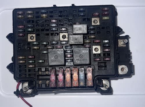 2002 GMC Denali XL Engine Fuse Box 1219364509 - Image 1