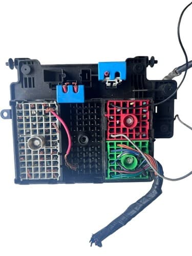 2000-2002 Chevy Surburban 1500 Engine Fuse Box Assembly OEM - Thumbnail 3