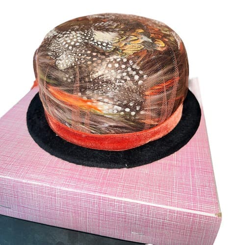 Vintage 1950s Feathered Pillbox Hat w/ Bow & Netting - Elegant Retro Fashion - Thumbnail 2