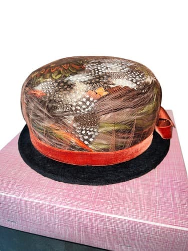 Vintage 1950s Feathered Pillbox Hat w/ Bow & Netting - Elegant Retro Fashion - Thumbnail 3