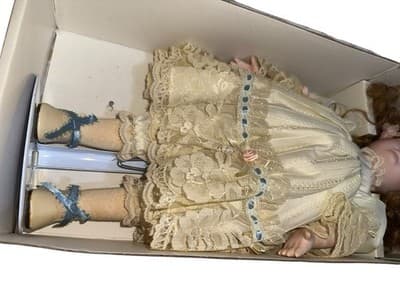 UNUSED DYNASTY Annual Doll Of The Year 1989 AMBER Porcelain Doll 17" - Thumbnail 8