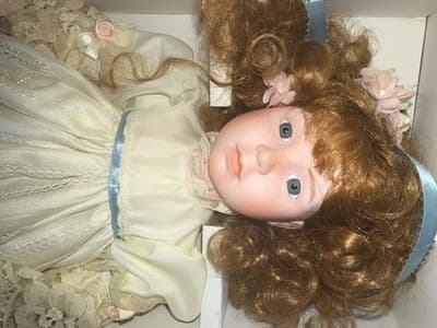 UNUSED DYNASTY Annual Doll Of The Year 1989 AMBER Porcelain Doll 17" - Thumbnail 7