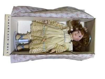 UNUSED DYNASTY Annual Doll Of The Year 1989 AMBER Porcelain Doll 17" - Thumbnail 5