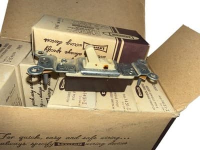 Case/10 Vintage Leviton 1451-I Ivory Single Pole Toggle Switch 15A 120V NOS - Thumbnail 4
